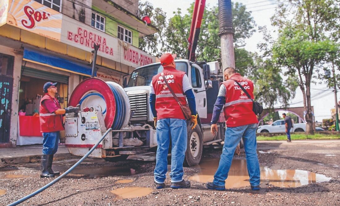 Trabajadores bombearon el agua que dejó la lluvia del pasado jueves en Cuautitlán. Foto Especial