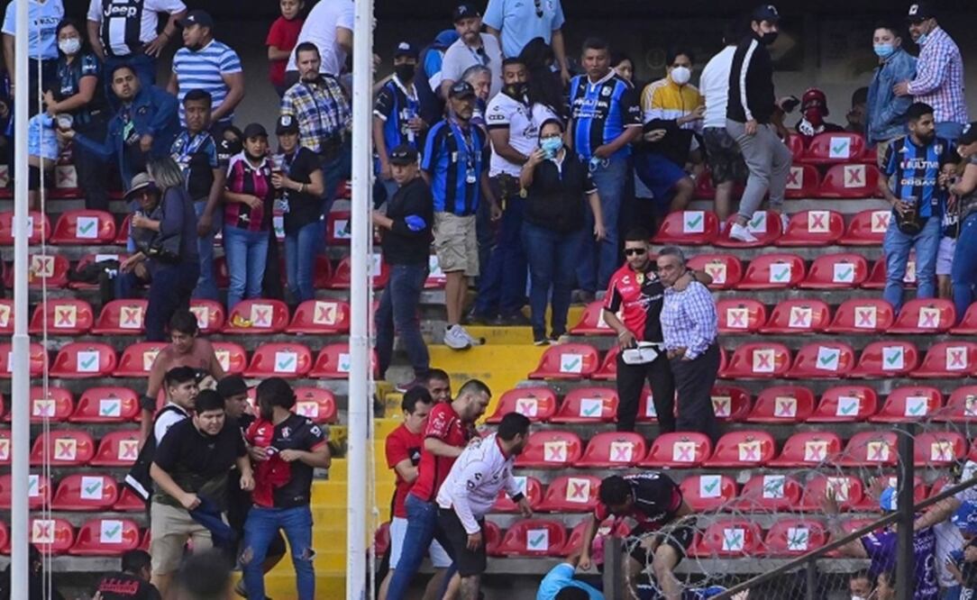 El pasado 5 de marzo, se dio una riña entre las aficiones de Querétaro y Atlas durante el partido entre Gallos Blancos y Zorros, lo que dejó 26 personas lesionadas y tres fueron de gravedad. Foto: Archivo. EL UNIVERSAL