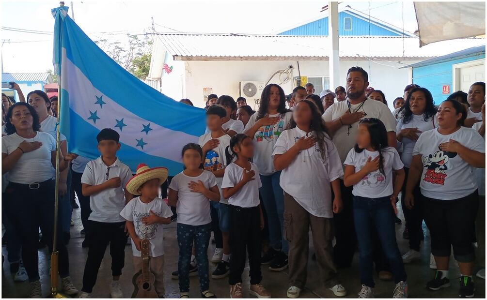 Los 200 migrantes en su mayoría hondureños, enarbolaron sus banderas y entonaron el himno nacional de su país (18/12/2024). Foto: Sandra Tovar / EL UNIVERSAL
