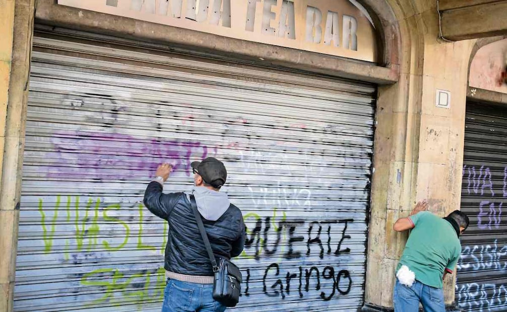 Negocios resultaron afectados en sus fachadas y cortinas metálicas, según se observó en un recorrido. Foto: Santiago Cadena / EL UNIVERSAL