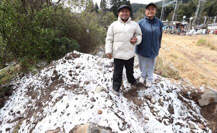 Con leña, habitantes buscan calor tras caída de aguanieve en Cuajimalpa