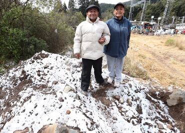 Con leña, habitantes buscan calor tras caída de aguanieve en Cuajimalpa