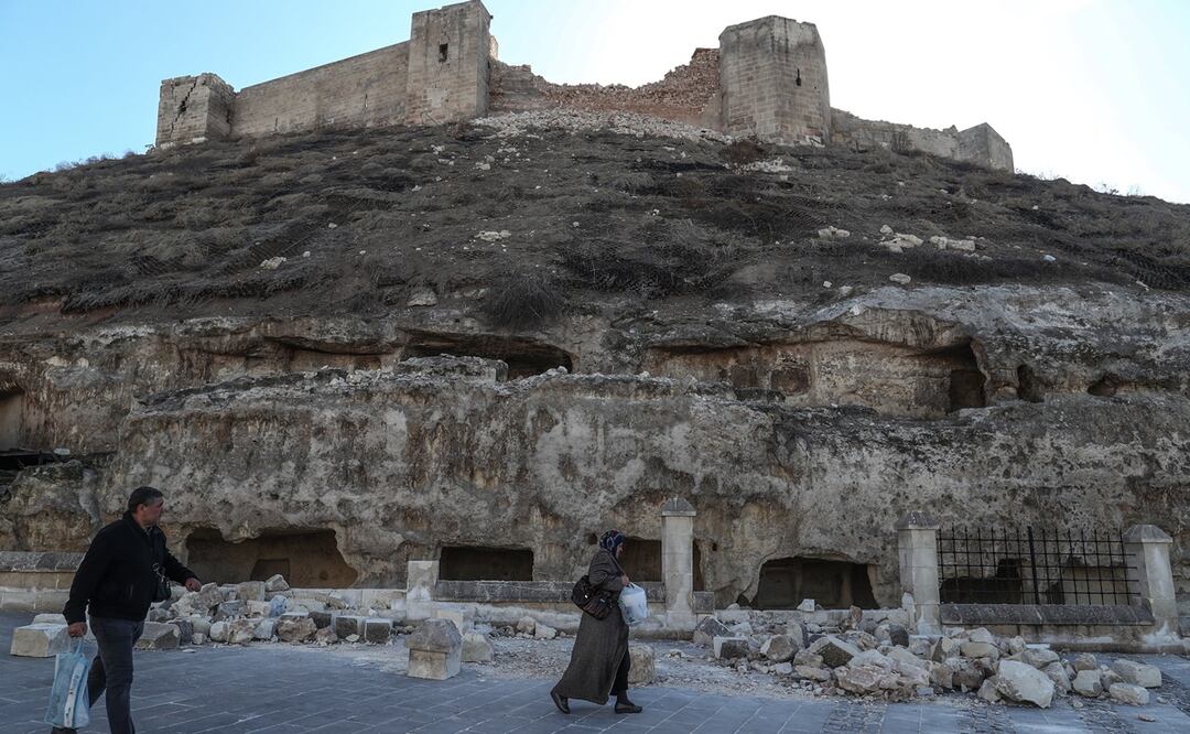 La gente camina frente al castillo histórico de Gaziantep dañado por el terremoto, en Gaziantep. Foto: Ilustrativa. EFE 