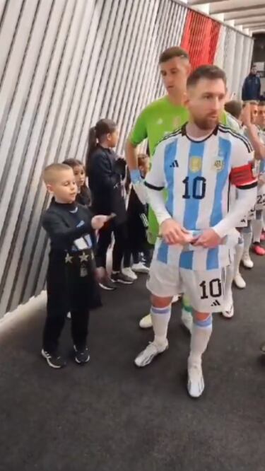 Lionel Messi y Dibu Martínez tuvieron un emotivo gesto con un niño / Foto: Especiales