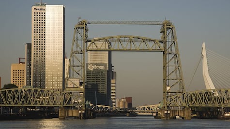 Desmantelarán histórico puente en los Países Bajos para que pase el superyate de Jeff Bezos