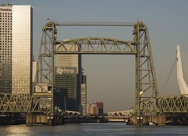 Desmantelarán histórico puente en los Países Bajos para que pase el superyate de Jeff Bezos