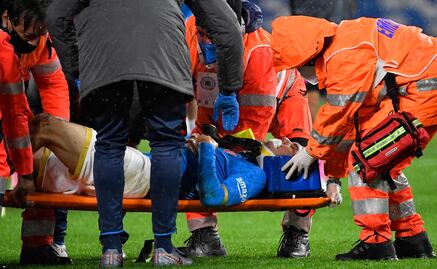 Chucky Lozano sufre fuerte golpe y se retira 'noqueado' en la Europa League