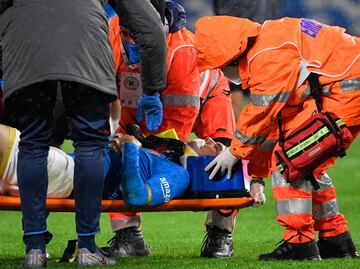 Chucky Lozano sufre fuerte golpe y se retira 'noqueado' en la Europa League