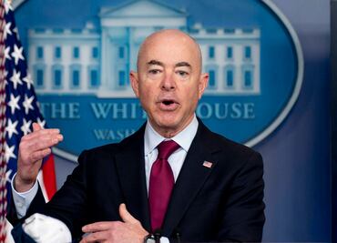 "El mensaje es claro: No vengan", dice Mayorkas a migrantes