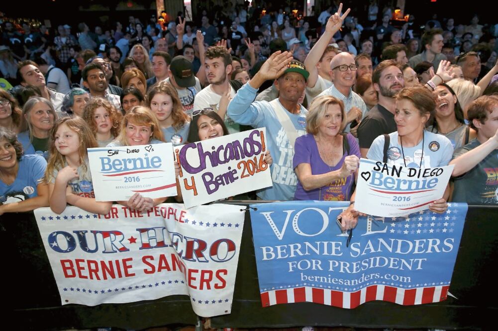 Simpatizantes externan su apoyo a Bernie Sanders, en Hollywood (LUCY NICHOLSON. REUTERS)