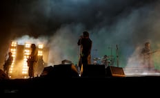 The Strokes llevan protesta a Coachella; proyectan mensajes contra el racismo y los bombardeos en Irán