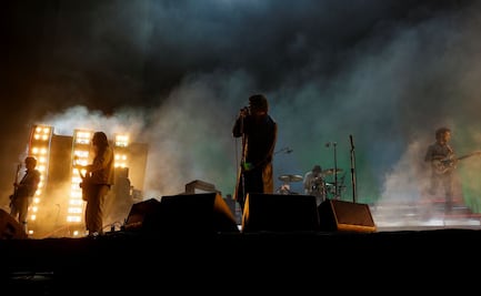 The Strokes llevan protesta a Coachella; proyectan mensajes contra el racismo y los bombardeos en Irán
