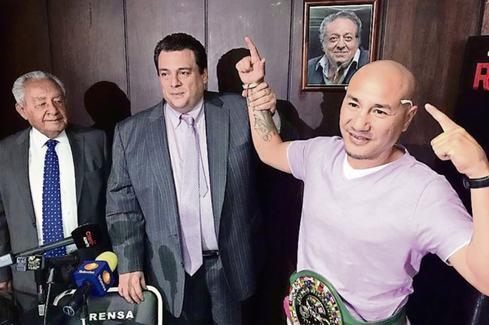 El joven boxeador (izq.) dejó su récord en 25 peleas ganadas, tres perdidas y tres empates. (FACEBOOK “COBRITA” GONZÁLEZ)