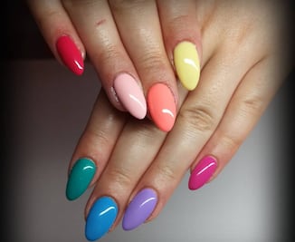 Uñas graduales: la manicura multicolor que amarás este verano