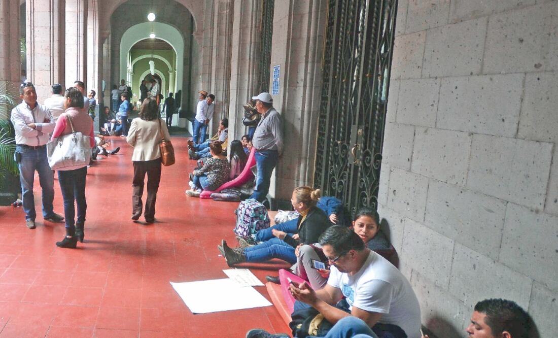Alcaldes perredistas instalaron su protesta desde el viernes, pero fue hasta ayer cuando se les sumaron 50 ediles más. Una de sus exigencias es que se vendan los bienes del ex gobernador prófugo Duarte para resarcir parte de las deudas (ALBERTO ROA)