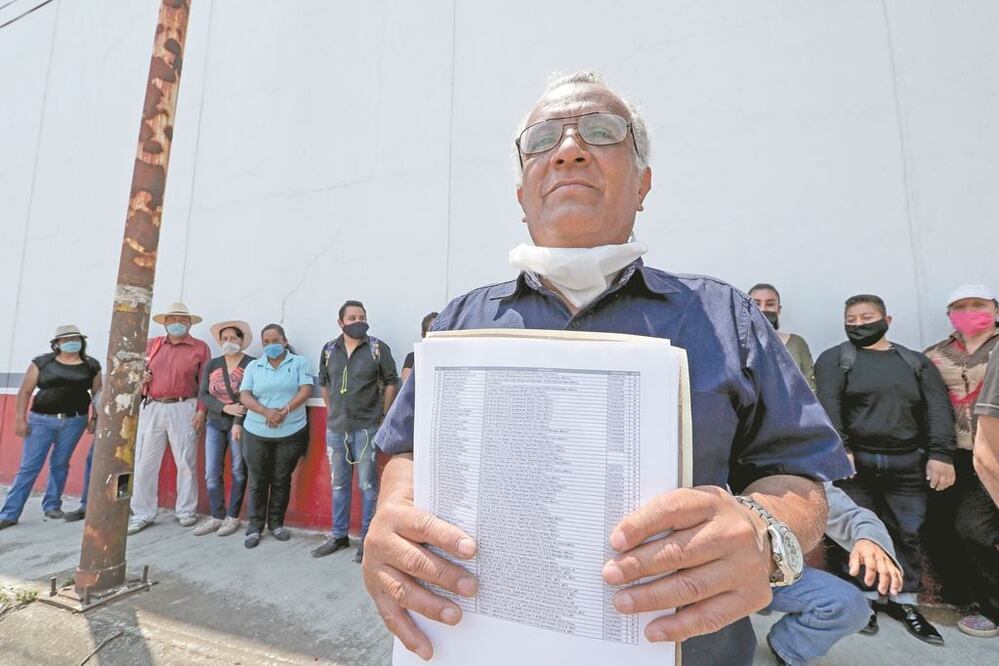 Mientras recoge una despensa en Toluca, César Romero, mesero e impresor, dice que la crisis por la pandemia parece no tener fin. JORGE ALVARADO. EL UNIVERSAL