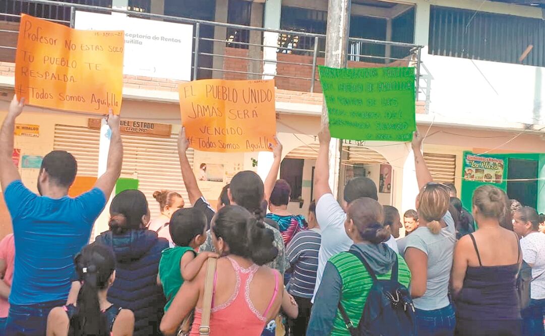 Habitantes de Aguililla protestaron ayer por los malos tratos del gobernador Silvano Aureoles Conejo. Foto: ESPECIAL