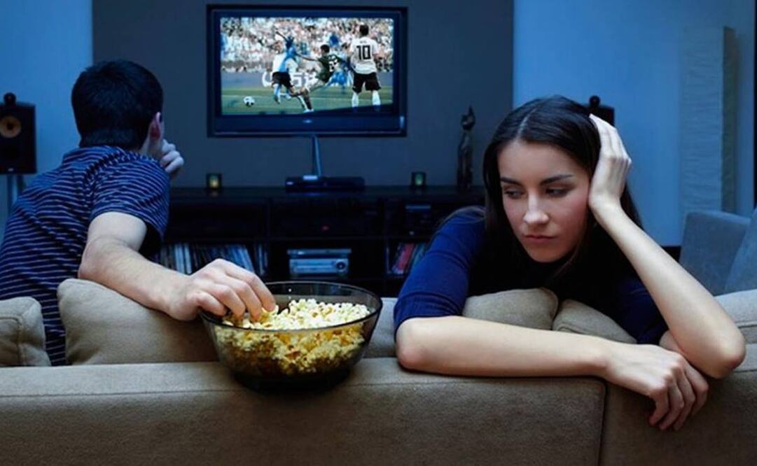 "Amor, voy a salir un rato mientras ves el partido". Foto: El País / GDA