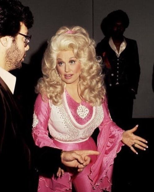 Los brillos nunca podían faltar en los looks de Dolly Parton. Foto: Instagram @dollyparton