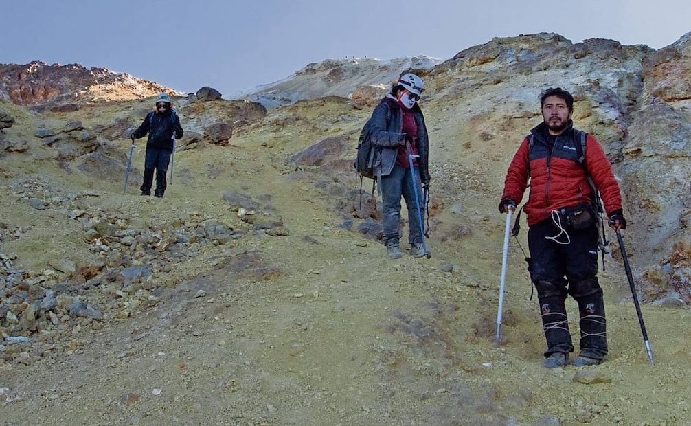 Las rutas del volcán que antes exigían equipo técnico de escalada en hielo hoy son simples caminatas sobre tierra y rocas. Foto: Santiago Reyes / EL UNIVERSAL