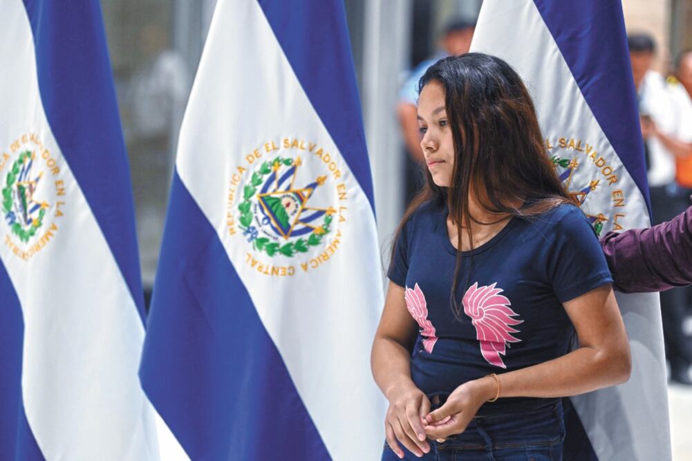 Sobreviviente. La joven Tania Vanessa Ávalos llegó a su país a esperar los cuerpos de su hija y su esposo, muertos cuando intentaban cruzar el río Bravo. Foto: MARVIN RECINOS. AFP