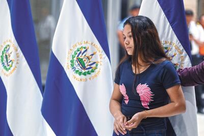 Vuelve a El Salvador sin su esposo ni hija