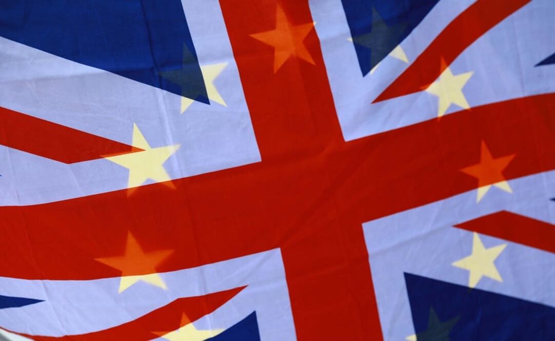 A Union Flag and a European Union (EU) flag are flown by pro-EU supporters outside the Houses of Parliament in Westminster, London, Britain - Photo: Neil Hall/EFE/EPA