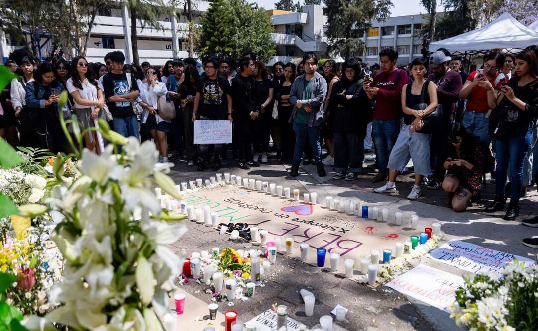 Decenas de compañeros y conocidos se reúnen en el edificio central para rendirles homenaje. Foto Hugo Salvador/ EL UNIVERSAL