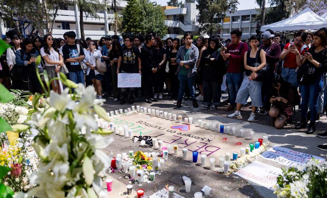 Decenas de compañeros y conocidos se reúnen en el edificio central para rendirles homenaje. Foto Hugo Salvador/ EL UNIVERSAL