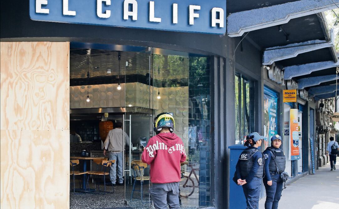 Elementos de la SSC vigilan la taquería El Califa. Foto: Darío Luna / EL UNIVERSAL