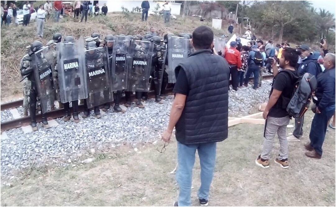 Marina desaloja a manifestantes de Tren Interoceánico en Matías Romero, Oaxaca. Foto: Especial