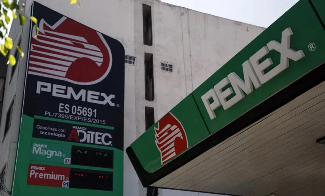 Fotografía de archivo de una estación de gasolina de Petróleos Mexicanos (Pemex), en Ciudad de México (México). Foto: EFE