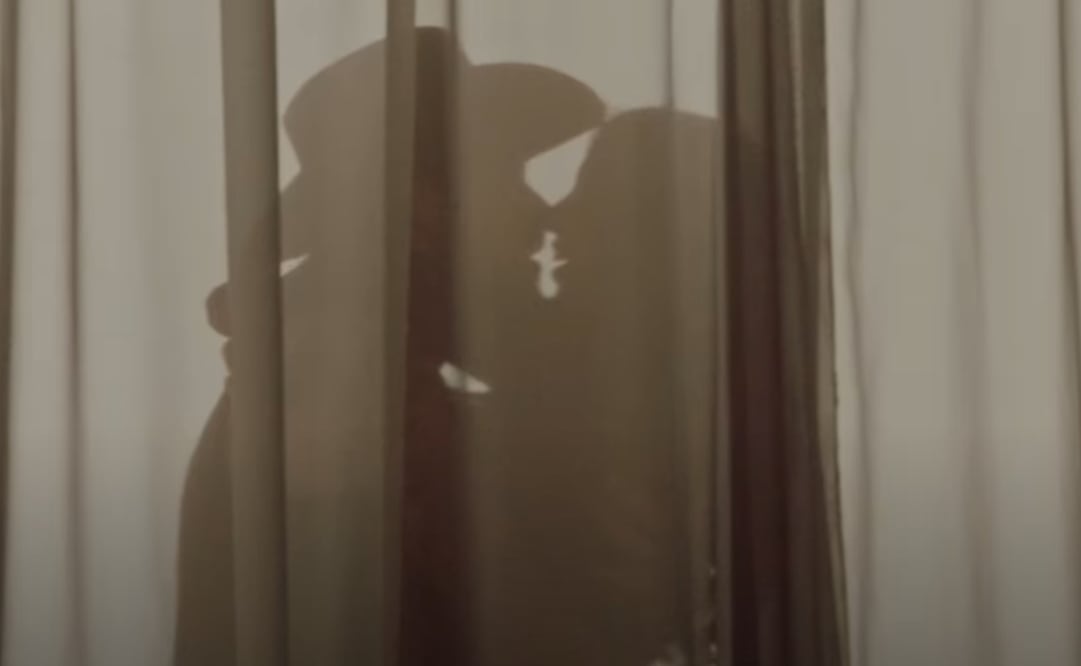 Christian Nodal y Ángela Aguilar derrochan pasión en el nuevo video "El Amigo".