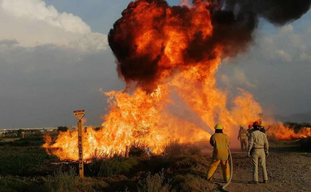 Personal de Pemex determinó esta noche incendiar la fuga de gas que emana de un ducto que fue perforado por “huachicoleros”. Foto: Especial 