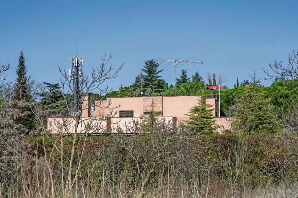 Versión. Embajada norcoreana en Madrid. Según el grupo Cheollima Civil Defense, ninguno de los empleados “fue amordazado ni golpeado”. Foto: BERNAT ARMANGUE. AP