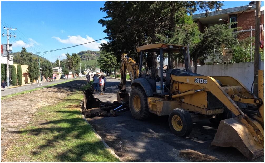 Se abre socavón sobre avenida Colegio Militar en Toluca. Foto: Jorge Alvarado