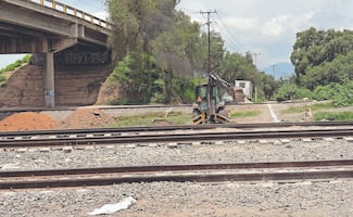 Sedena habilita paso provisional en obras del tren a Querétaro