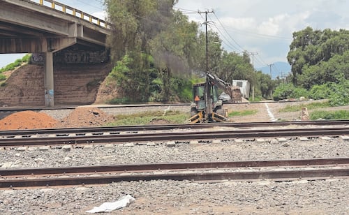 Sedena habilita paso provisional en obras del tren a Querétaro