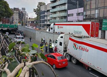 Reabren Viaducto tras 7 horas de cierre; tráiler quedó atorado por exceso de dimensiones