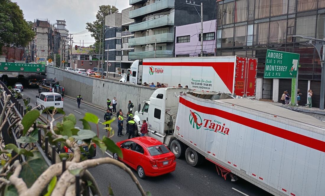 Después de 7 horas de maniobra, equipos de emergencia liberaron la vialidad de Viaducto. Foto: Juan Carlos Williams / EL UNIVERSAL