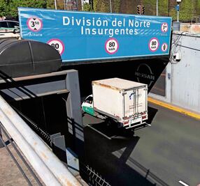 En Viaducto, conductores ignoran reglas para circular