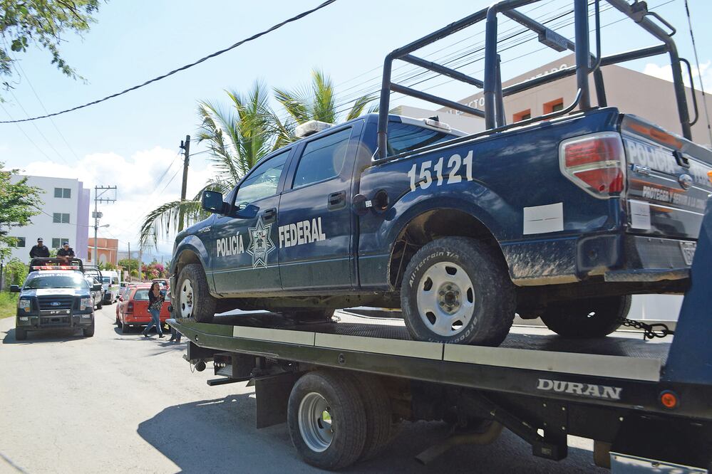 Dos unidades de la PF fueron ingresadas a las instalaciones de la PGR; vecinos pidieron que el auto y las armas que llevaban los agentes fueran verificadas (DASSAEV TÉLLEZ. EL UNIVERSAL)