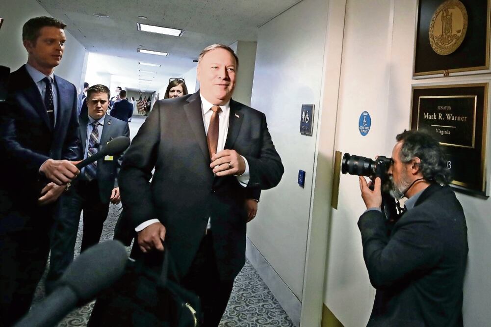 Mike Pompeo, actual director de la CIA, acudió ayer a una reunión con el senador Mark Warner, en el Capitolio, en Washington (MARK WILSON. AFP)