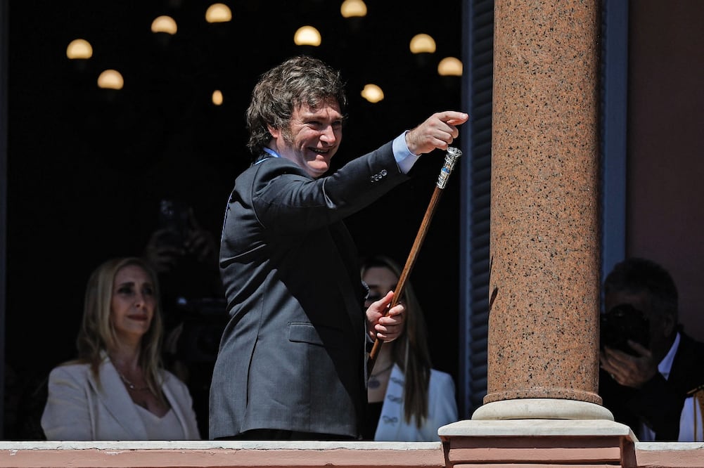 El presidente argentino, Javier Milei, desde el balcón de la Casa Rosada. FOTO: EMILIANO LASALVIA. AFP