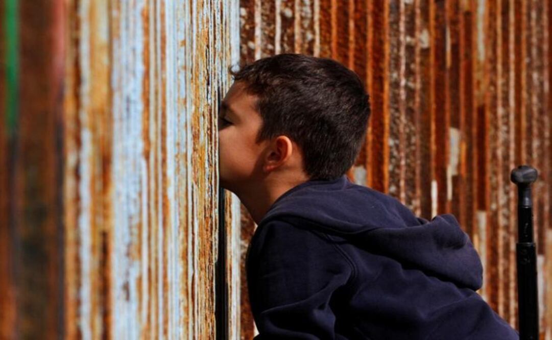 Photo: A boy talks to his relatives across a fence separating Mexico and the U.S. , in Tijuana, Mexico, November 12, 2016 – Photo: Jorge Duenes / REUTERS