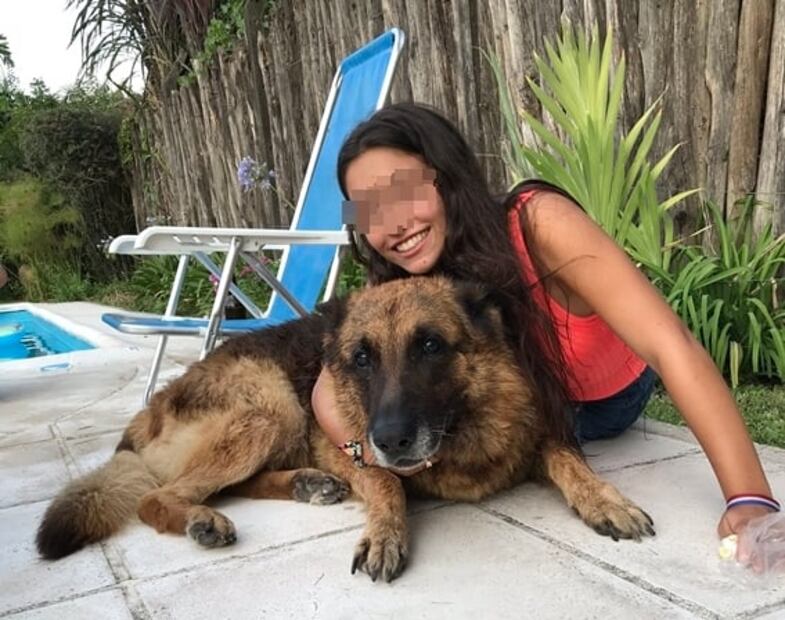 El peor final. Se sacaba fotos con un perro, le mordió la cara y le hicieron 40 puntos