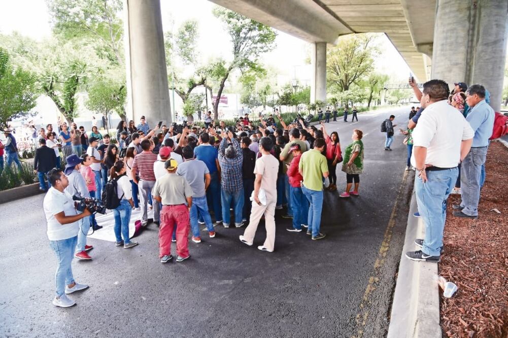 Debido a la elevada convocatoria que hubo en las casillas especiales, un gran número de electores no alcanzaron boletas, y para exigir a las autoridades más papeletas o una solución, bloquearon Periférico Sur, a la altura de Tlalpan (HUGO GARCÍA)