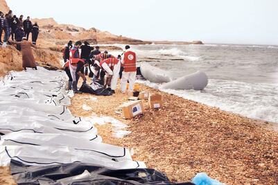 Hallan 74 cuerpos de migrantes en costas de Libia