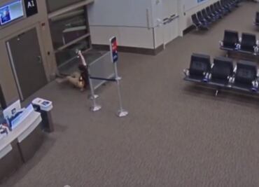 VIDEO: Hombre muere succionado por turbina de avión al intentar abordarlo en movimiento