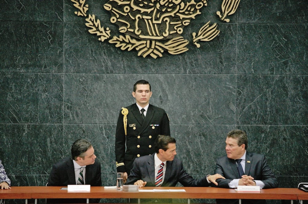 El presidente Enrique Peña Nieto, acompañado por el secretario de Educación, Aurelio Nuño Mayer, y el dirigente del Sindicato Nacional de Trabajadores de la Educación, Juan Díaz de la Torre (IVÁN STEPHENS. EL UNIVERSAL)
